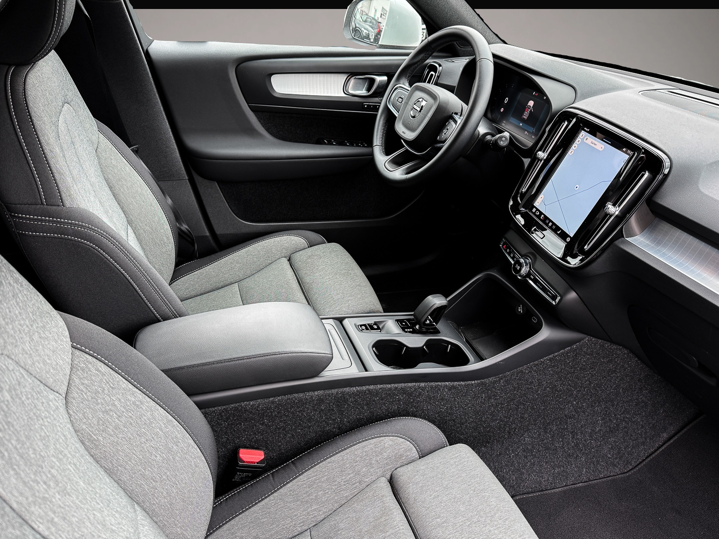 Volvo XC40 (04/2025, Benzin)