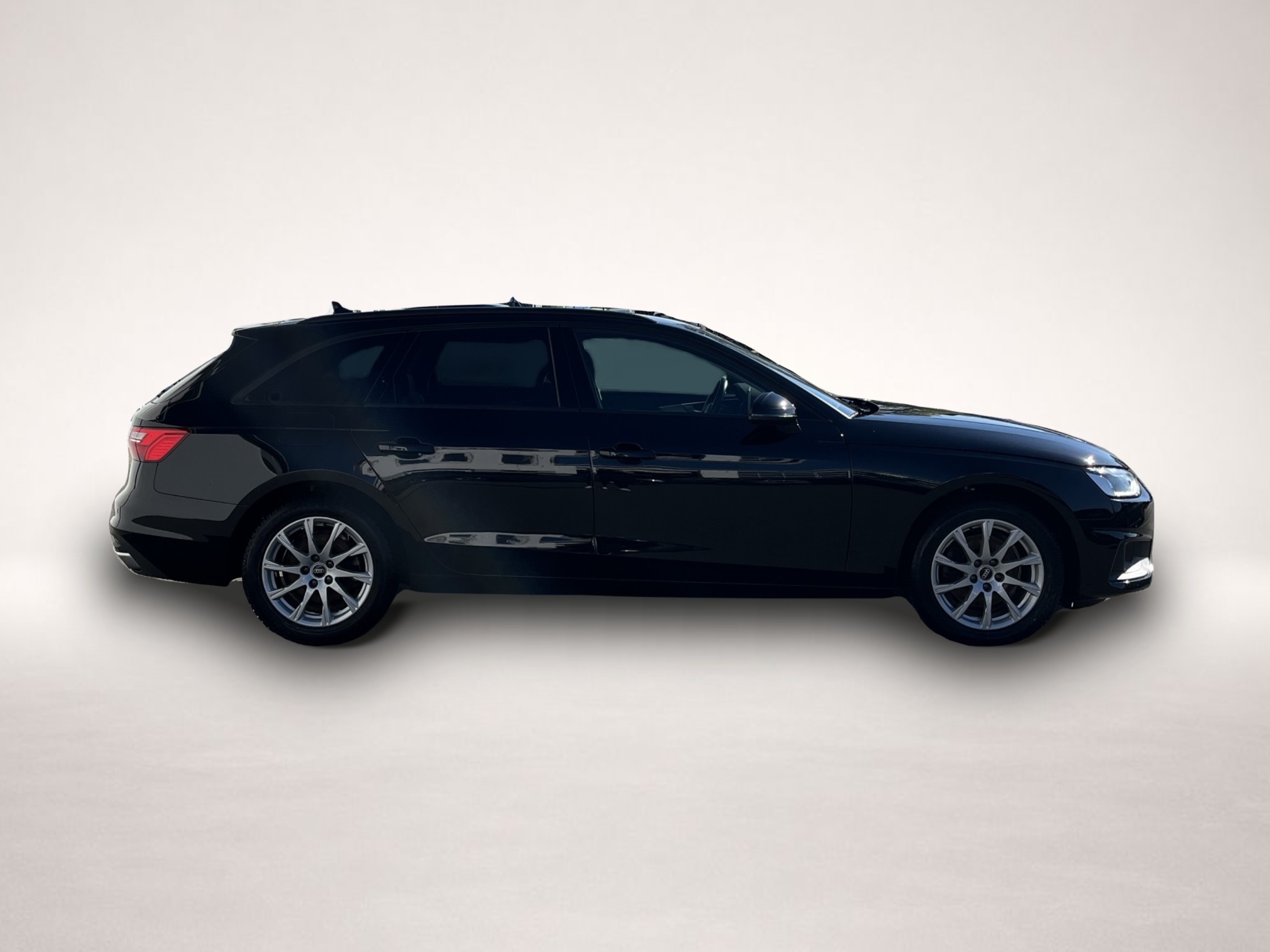 Audi A4 (08/2022, Benzin)