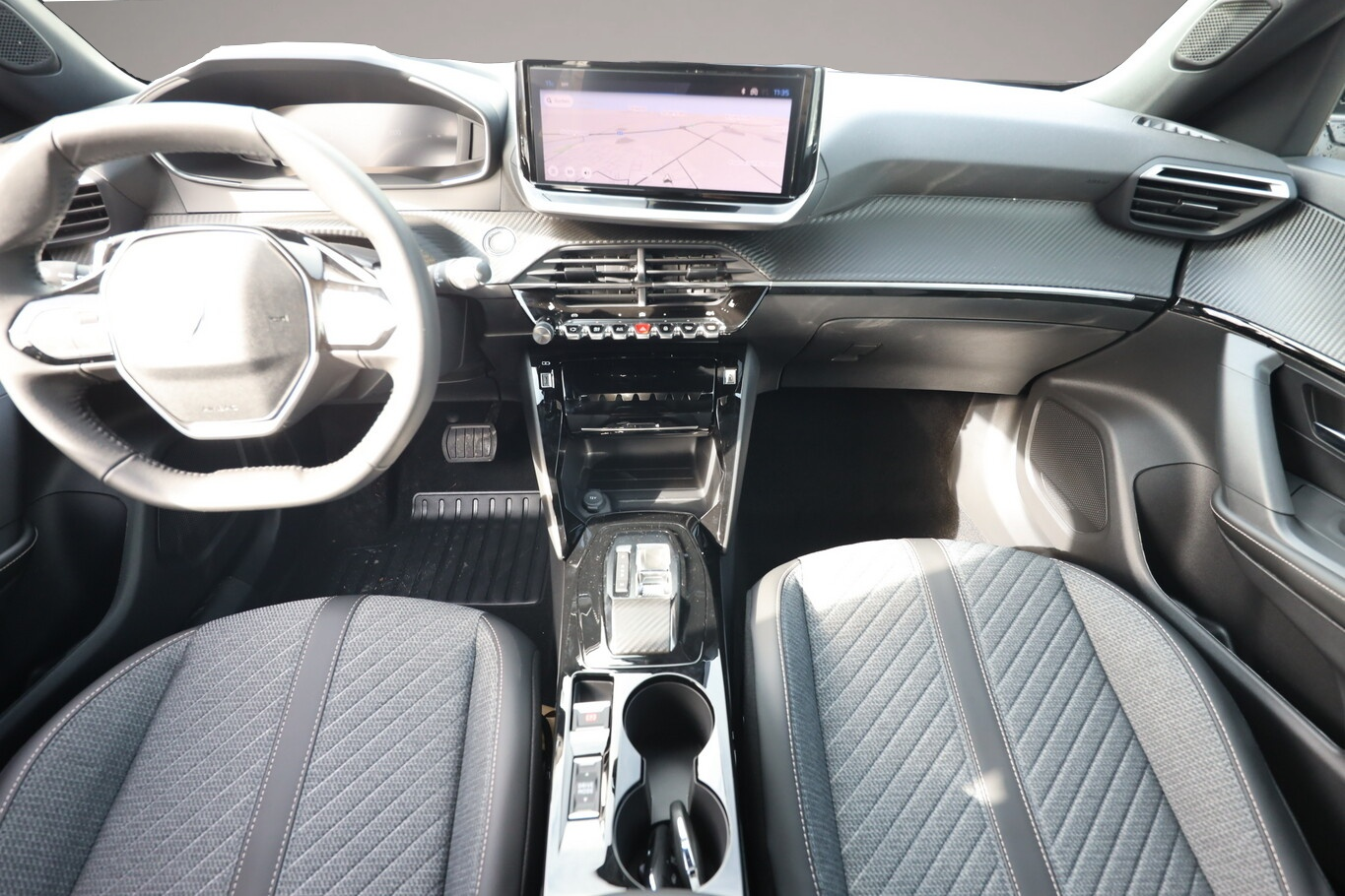 Peugeot 2008 (10/2025, Benzin)