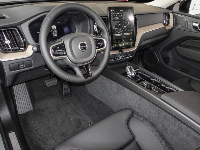 Volvo XC60 (06/2025, Benzin)