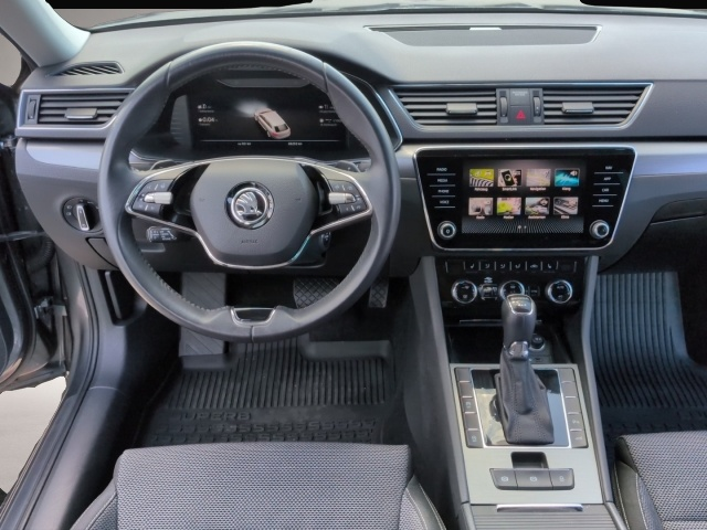 Skoda Superb (01/2023, Benzin)