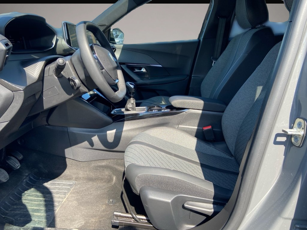 Peugeot 2008 (10/2025, Benzin)