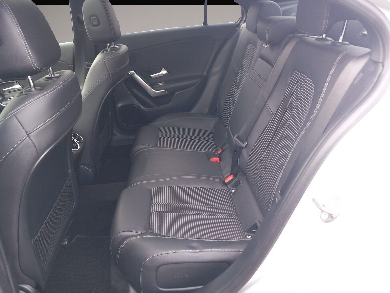 Mercedes-Benz A 220 (10/2020, Benzin)