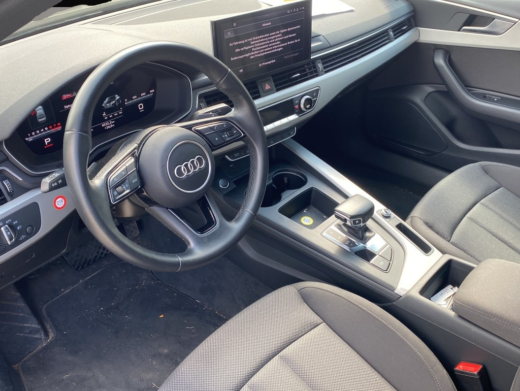 Audi A4 (03/2023, Benzin)