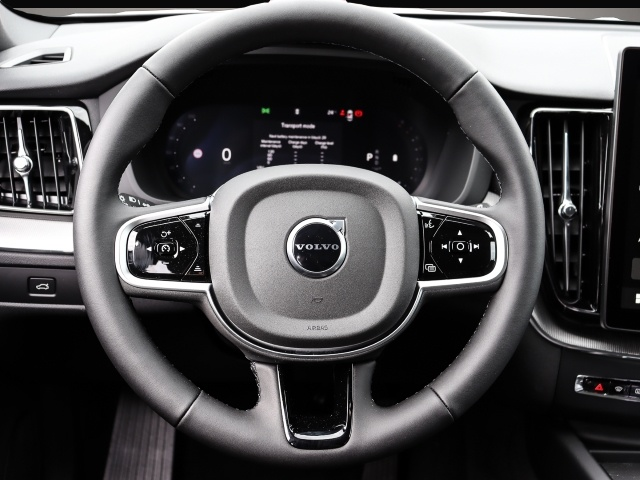 Volvo XC60 (07/2025, Benzin)