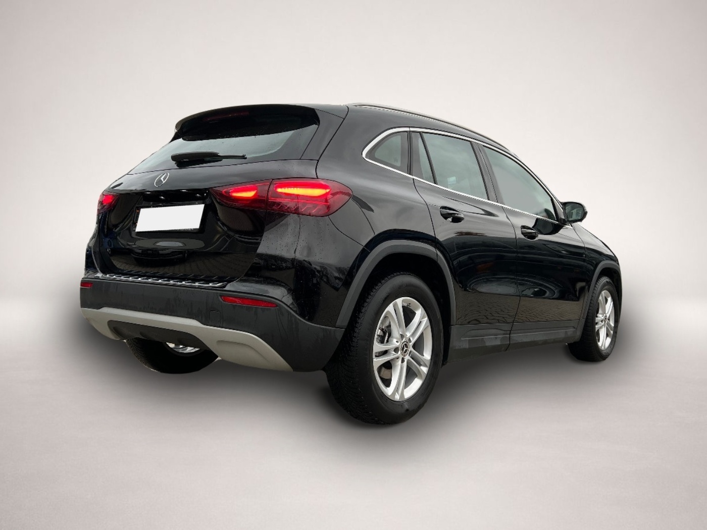 Mercedes-Benz GLA 180 (04/2024, Benzin)