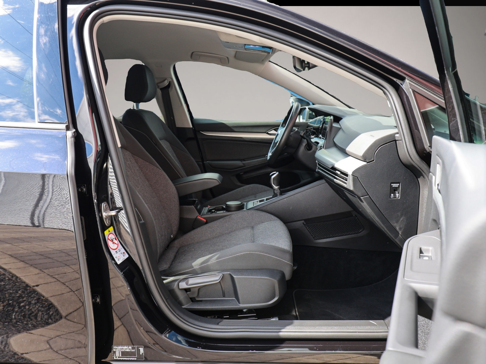 Volkswagen Golf (06/2023, Benzin)