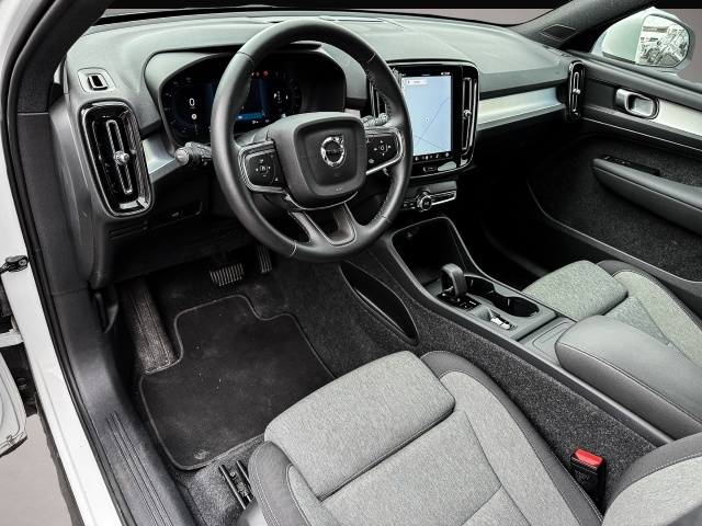 Volvo XC40 (04/2025, Benzin)
