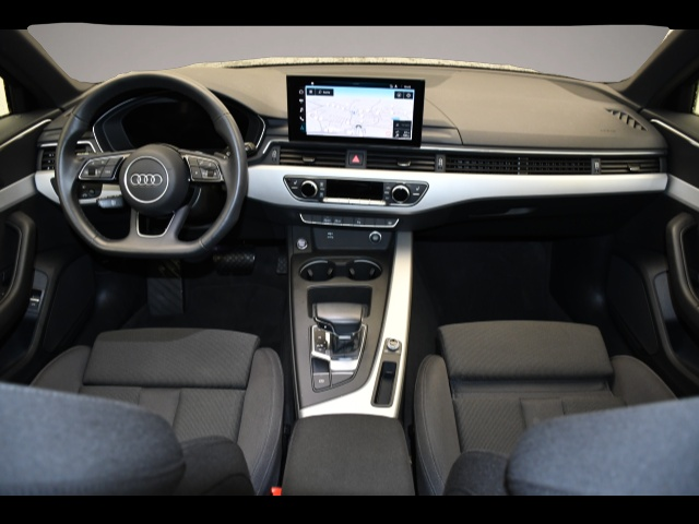 Audi A4 (04/2023, Benzin)