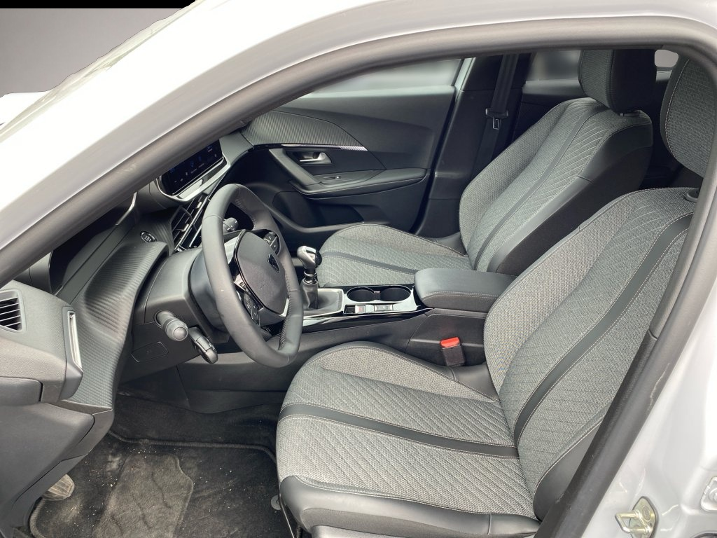 Peugeot 2008 (06/2025, Benzin)