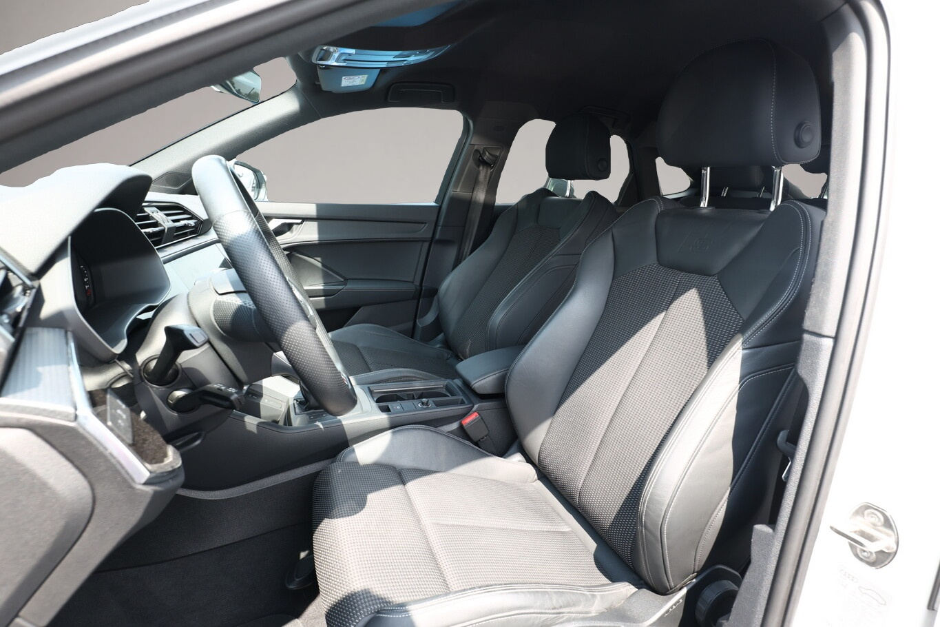 Audi Q3 (03/2023, Benzin)